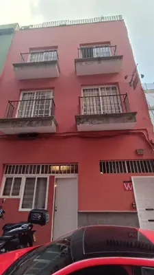 Edificio en el que se encuentra el hostal o pensión
