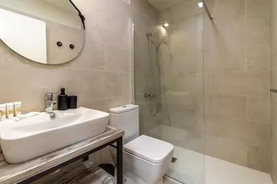 Un baño de Apartamentos Marina Suites