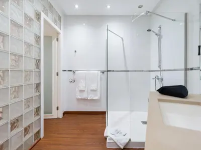 Un baño de City Family Ciudad Jardín