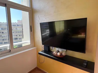 Una televisión o centro de entretenimiento en Sky view in the heart of resourt