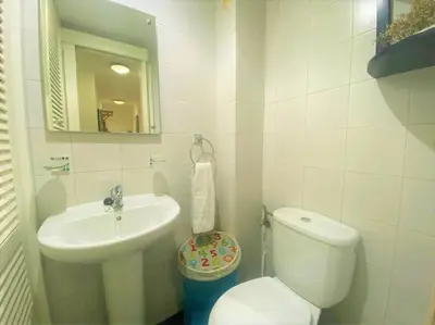 Un baño de Salinetas, frente al mar y playa