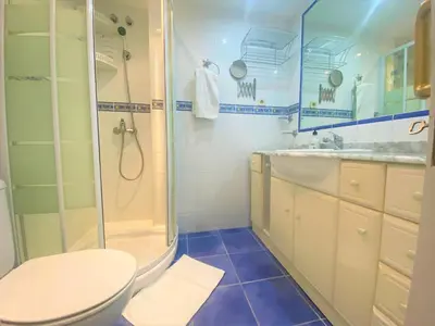 Un baño de Salinetas, frente al mar y playa
