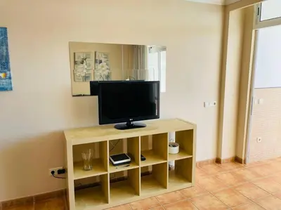 Una televisión o centro de entretenimiento en Seaview Apartment near Yumbo