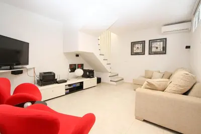 Una televisión o centro de entretenimiento en Casa grande familiar con 4 terrazas