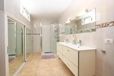 Un baño de Casa grande familiar con 4 terrazas