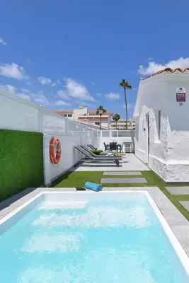 Piscina en o cerca de Bungalow Macaronesia by VillaGranCanaria