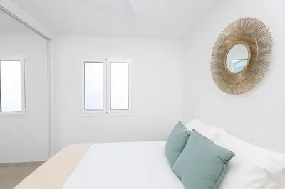 Cama o camas de una habitación en Sea Views Private Terrace 2BR House near the Beach