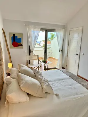 Cama o camas de una habitación en Casa con terraza y piscina en Pasito Blanco, cerca de Maspalomas