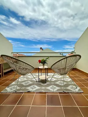 Un balcón o terraza de Casa con terraza y piscina en Pasito Blanco, cerca de Maspalomas
