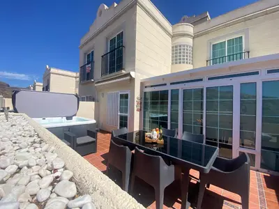 Un balcón o terraza de Modern family home near the pool with private jacuzzi