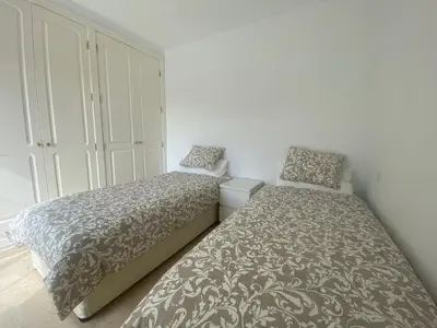 Cama o camas de una habitación en Modern family home near the pool with private jacuzzi