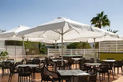 Un restaurante o sitio para comer en Bungalow - Piscina climatizada - Playa del Inglés