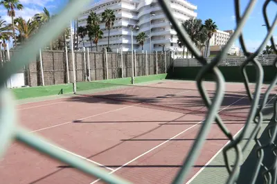 Instalaciones para jugar a tenis o squash en Bungalow - Piscina climatizada - Playa del Inglés o alrededores