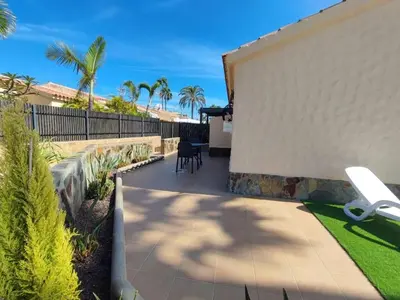 Jardín al aire libre en Bungalow Santa Fe next to pool