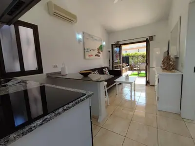 Una cocina o zona de cocina en Bungalow Santa Fe next to pool