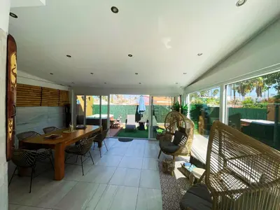 Una televisión o centro de entretenimiento en Chalet Afrika con Jacuzzi