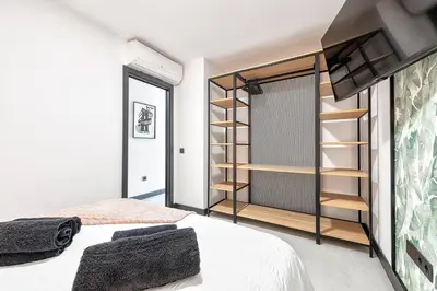 Una televisión o centro de entretenimiento en Airbnb cerca de la playa