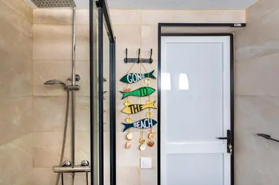 Un baño de Casa LOLA - Renovated Apt close to Center and Beach