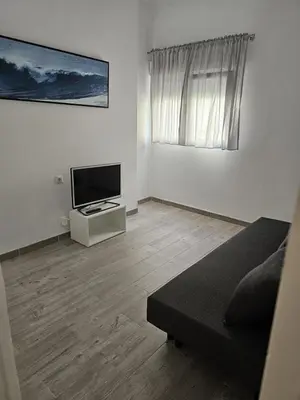 Una televisión o centro de entretenimiento en Captain Pepito