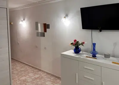 Una televisión o centro de entretenimiento en Ocean Views - Beach Apartment
