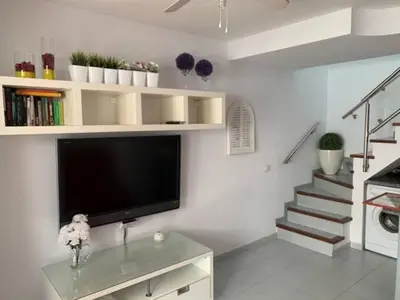 Una televisión o centro de entretenimiento en Bungalow Maspalomas