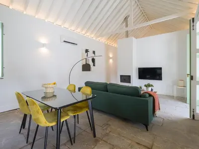 Una televisión o centro de entretenimiento en Agroturismo Suites Hacienda los Olivos