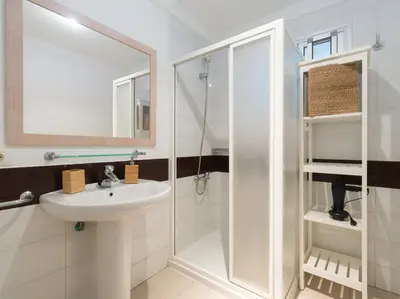 Un baño de Beach Front Las Canteras By CanariasGetaway