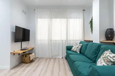 Una televisión o centro de entretenimiento en Home2Book Charming Design Apt Las Canteras Beach