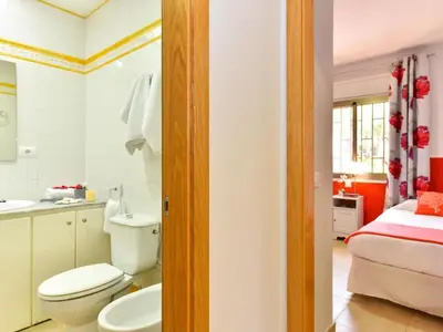 Un baño de Beach house 50 meters from the beach for a complete holiday