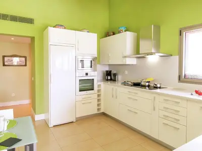 Una cocina o zona de cocina en Belvilla by OYO Vibrant Villa with Swimming Pool