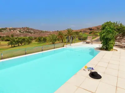 Piscina en o cerca de Belvilla by OYO Vibrant Villa with Swimming Pool
