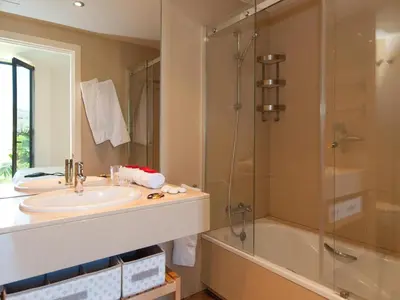 Un baño de Belvilla by OYO Lagos 20