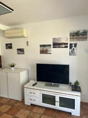 Una televisión o centro de entretenimiento en Bungalow Carmen