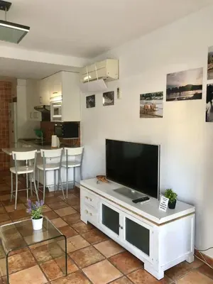 Una televisión o centro de entretenimiento en Bungalow Carmen