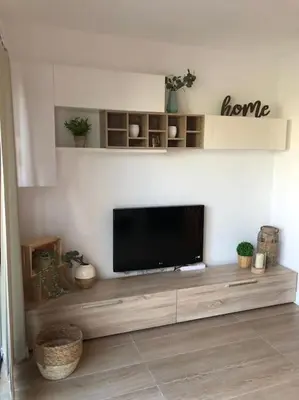 Una televisión o centro de entretenimiento en Serene House in Playa del Hombre