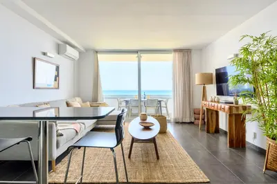 Una televisión o centro de entretenimiento en Charming 2 Bedroom Retreat with Beachfront Views