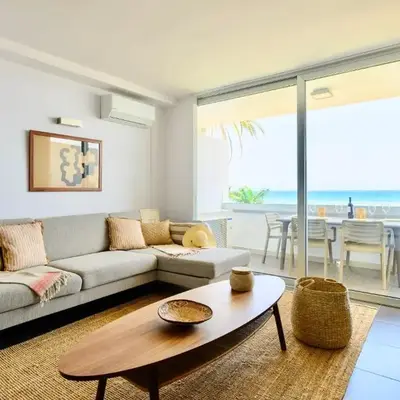 Charming 2 Bedroom Retreat with Beachfront Views