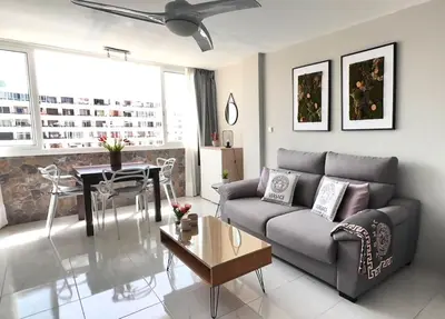 Zona de estar de Apartamento con piscina y aire acondicionado