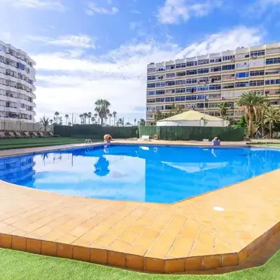 Apartamento con piscina y aire acondicionado