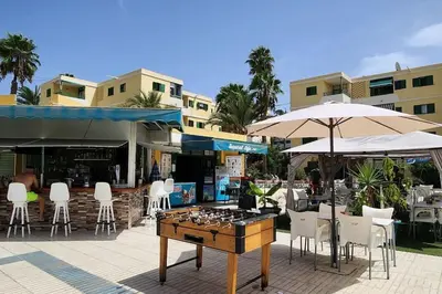 Un restaurante o sitio para comer en Las Olas apartamentos