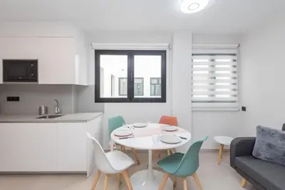 Una cocina o zona de cocina en 2BR New Pretty Home next to Las Canteras Beach