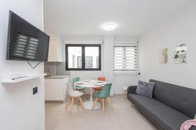 Una televisión o centro de entretenimiento en 2BR New Pretty Home next to Las Canteras Beach