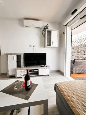 Una televisión o centro de entretenimiento en Refugio en el Mar