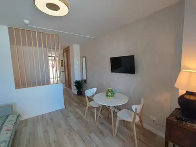 Una televisión o centro de entretenimiento en 3Min Walk Playa del Inglès Apartment