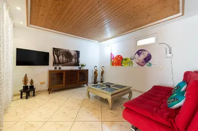 Una televisión o centro de entretenimiento en Los Jardines del Cura