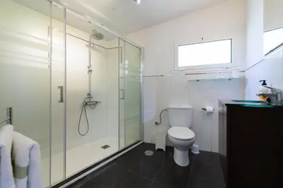 Un baño de Los Jardines del Cura