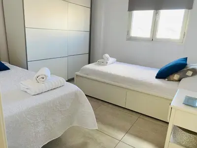 Cama o camas de una habitación en Vistas Mar Playa Las Canteras primera línea Wifi