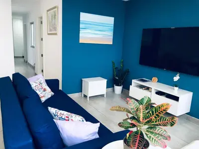 Una televisión o centro de entretenimiento en Vistas Mar Playa Las Canteras primera línea Wifi