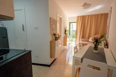 Una cocina o zona de cocina en Cozy apartment Playa del Inglés 47