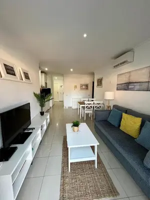 Una televisión o centro de entretenimiento en COSTA AZUL APARTMENTS - 2B
